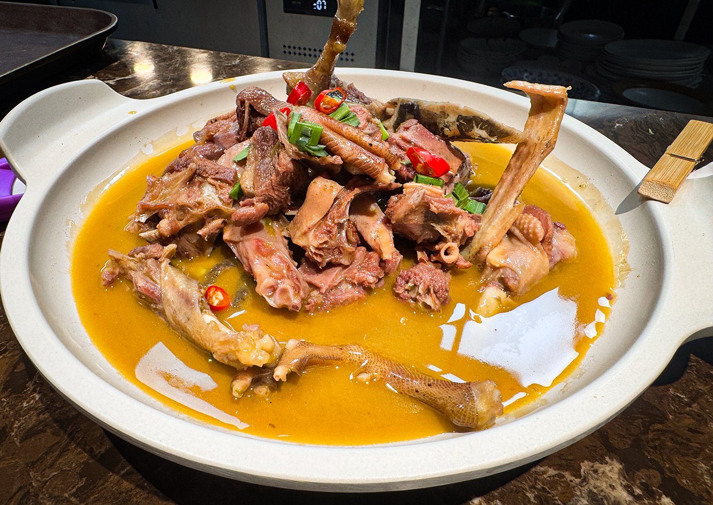 施锦记锅仔类:来凤麻鸭烧魔芋豆腐